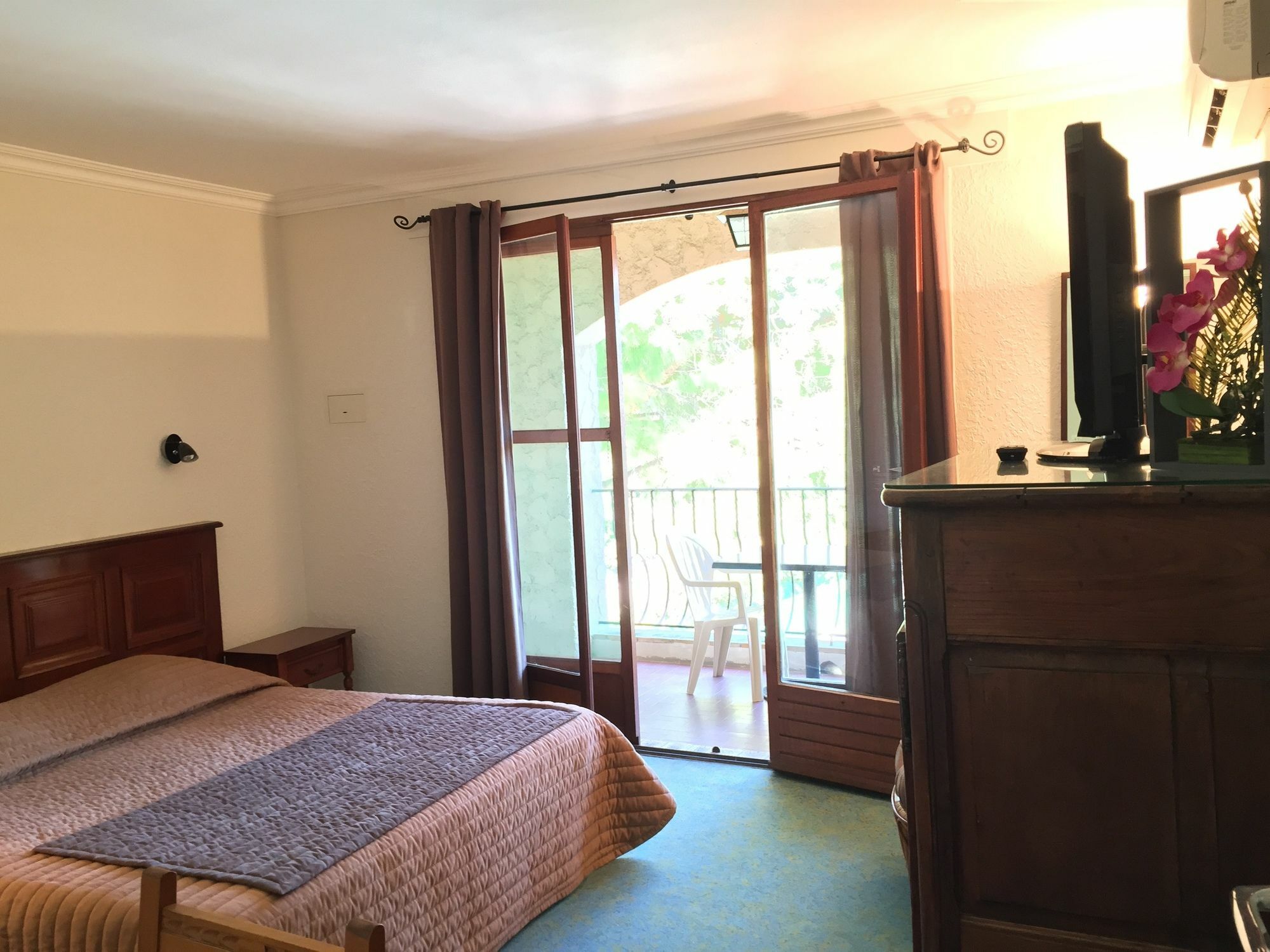 Castel Garoupe Hotel Antibes Exterior photo